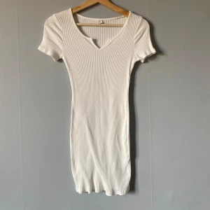 2 par klänningar  - 2 stycken klänningar (en vit och en svart) i stl 12-13år (xxs/xs). Knappt använda så de är i nyskick & säljer pga att jag vuxit ur de. Mellanlängd; slutar på halva låren på mig som är 162 cm. Köparen står för frakten