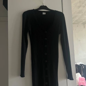 Stickad klänning - Ribbstickad klänning/kofta med knappar. 