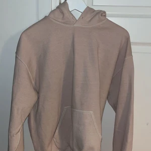 Hoodie - Beige hoodie.  Sparsamt använd, väldigt bra skick.  Inga flaws.  Passform: S/M