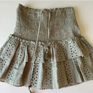 Grön volang kjol från zara - Jätte fin volang kjol från zara💕💕 den har tappat bandet och så har den missfärgningar som syns på bild, annars i bra skick!💖 (första bilden är lånad)