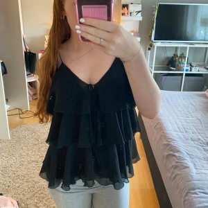 zara topp - super fin topp ifrån zara men som inte kommer till någon användning tyvärr. köpte förra sommaren men använd fåtal gånger. om du vill ha fler bilder eller undrar något så bara skriv🩷