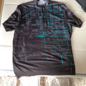 Cykel tränings tröja  - Säljer mina cykel tränings tröjor samt en Jacka som var för små. Endast testade. 