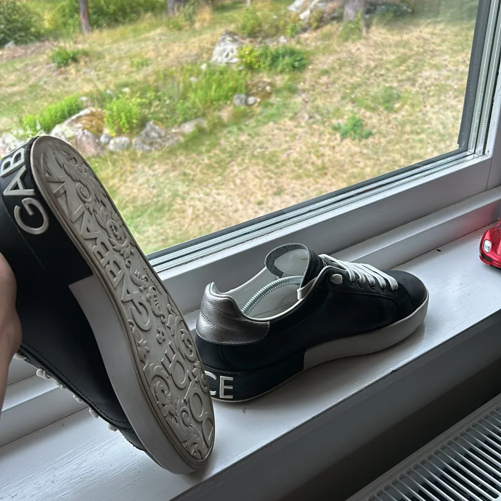 Hej och välkomna till bearys resell jag säljer nu mina dolce gabbana skor väldigt snygga och extremt bra pris kan även gå ner i pris lite vid snabb affär allt og medföljer tyvärr tveka inte på att höra av er angående skorna 👟 mvh bearys resell ✌🏽. Skor.