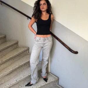 Grå jeans - Gråa lågmidjade jeans ifrån ginatricot i storlek 38🩶