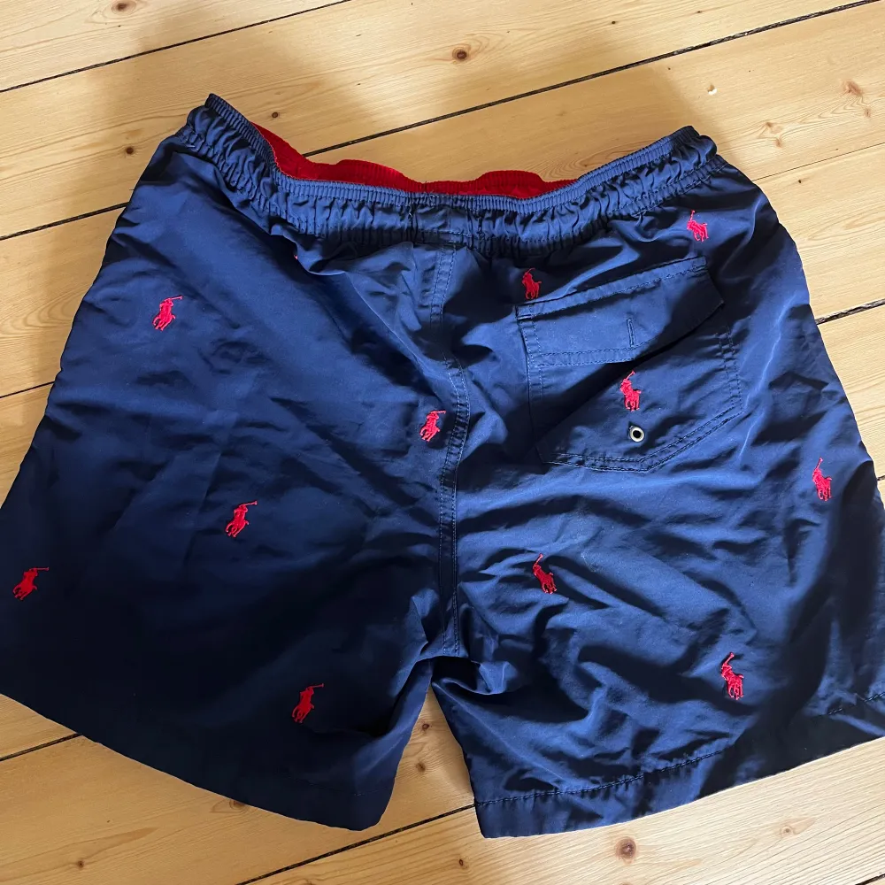 Passar ungefär 164. Fint skick. Nypris ca 850kr. . Shorts.