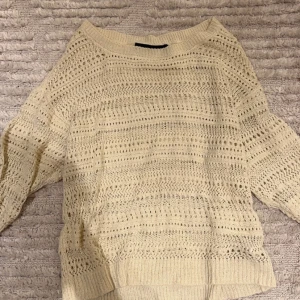 virkad tröja - sååå fin storlek m passar mig med s , har tre kvarts armar