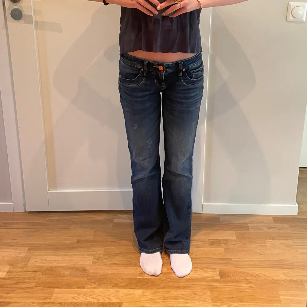 Jag säljer mina supersnygga Ltb jeans som är i princip oanvända och i väldigt bra skick. Jag säljer pågrund av felstorlek. De är lågmidjade och bootcut i modellen valerie✨💗. Jeans & Byxor.