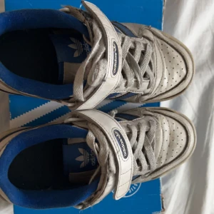Adidas forum skor  - Säljer mina väl använda adidas forum skor köpta för 700 men säljer för 300. 