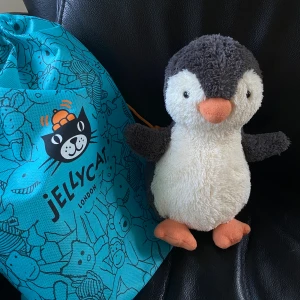 Jellycat gosedjur  - Peanut Penguin i storlek Medium En jelllycat dustbag ingår  Orginalpris: 320kr Skriv om du vill ha fler bilder eller frågor💕