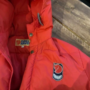 Fjällräven - Lägger upp igen då den försvunnit i mitt flöde! Fjällräven jacka i storlek S! Fint skick inget fel på❤️  Nypris 6999kr  - pris går att diskutera 