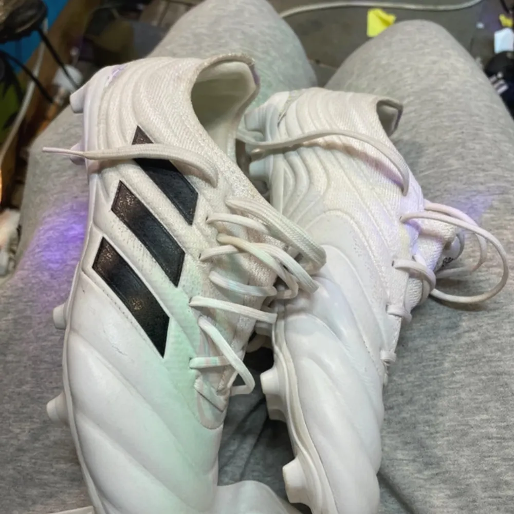 Fotbollskor i väldigt bra skick  Adidas copa  Storlek 36,5. Skor.