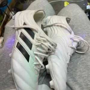 Fotbollskor i väldigt bra skick  Adidas copa  Storlek 36,5