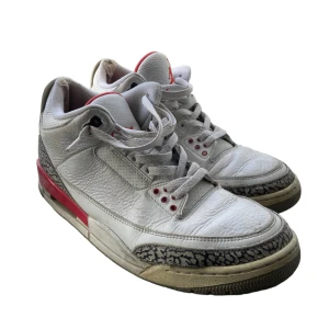 Jordans  - Tunga skor, rätt beaten men funkar väldigt bra må jag säga. Hade en liten öppen spricka som ja försökt laga o de har hållit :)