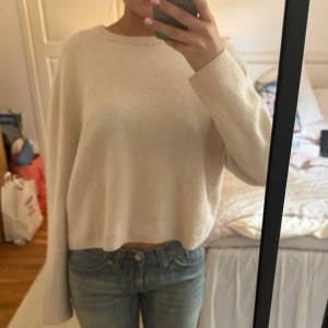 H&m Kashmir tröja - 100% Kashmir tröja i bra skick🤗 Jag är 165 som referens 💗är vit/krämvit, köpt för 1499kr