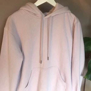 Hoodie - Hoodien är väldigt ljus lila och är i storlek XS. Den ser inte använd ut men man kan se att den har blivit tvättat invändigt. Skicka till mig om ni har några frågor eller vill köpa den💗Köparenstpr för frakten.