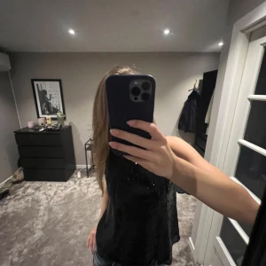 Topp - Jätte snygg fest topp med glitter på.  Toppen är ifrån barnavdelningen på Kappahl i storlek 170 vilket motsvarar xs/s