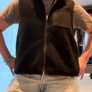 Teddyväst  - Jätte najs Teddy väst❤️❤️ Passar mig som normalt är en M. Så skulle verkligen säga att den är lite mindre i storlek. (Finns inga fler bilder)