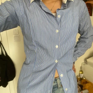 Fitted Shirt Skjorta  - Färgen ser lite konstig ut på första bilden för tog den med frontkamera så de andra bilderna visar en bättre bild på hur den egentligen ser ut. Pris kan prutas. Jag är 160cm för referens.