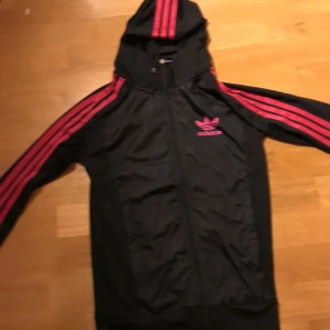 Adidas kofta - Bra skick andvänd ofta under detta året Inga hål eller skador. Pris kan diskuteras❤️