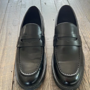 Loafers från Zara herr - Svarta herrskor från Zara i storlek 44. Mycket fint skick ✨