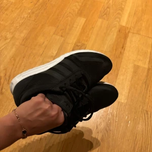 Adidas sneakers  - Mina knappast använda Adidas sneakers säljs då dem är försmå för mig. Knappast använda och ligger bara och skräpar. Säljer för 250 kr, 
