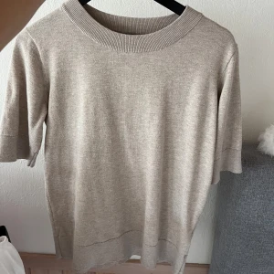 Stickad T-shirt - Från Åhléns