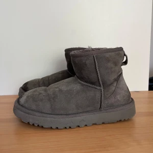 uggs mini grå 37 - Hjälp mig sälja av mina uggs med låda, knappt använda (se sulor) men har fått saltfläckar🩶