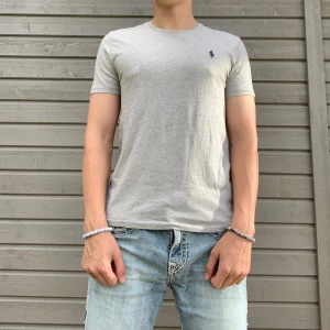 Ralph Lauren t shirt - Hej! Säljer en grå Ralph Lauren t shirt i storlek S.