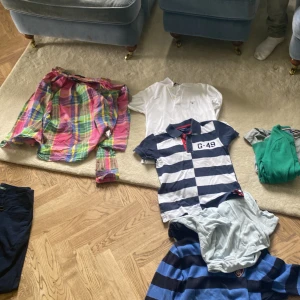 Märkeskläder - Säljer massor med kläder i Barnstorlekar i 6 år upp till 12. Skicket på kläderna är runt 7-8-9/10. Här kan man köpa Burberry, Ralph Lauren, Gant, Tommy Hilfiger. Kontakta mig om ni vill köpa. Ralph lauren:200st Burberry:200 Gant:150st Tommy:130st