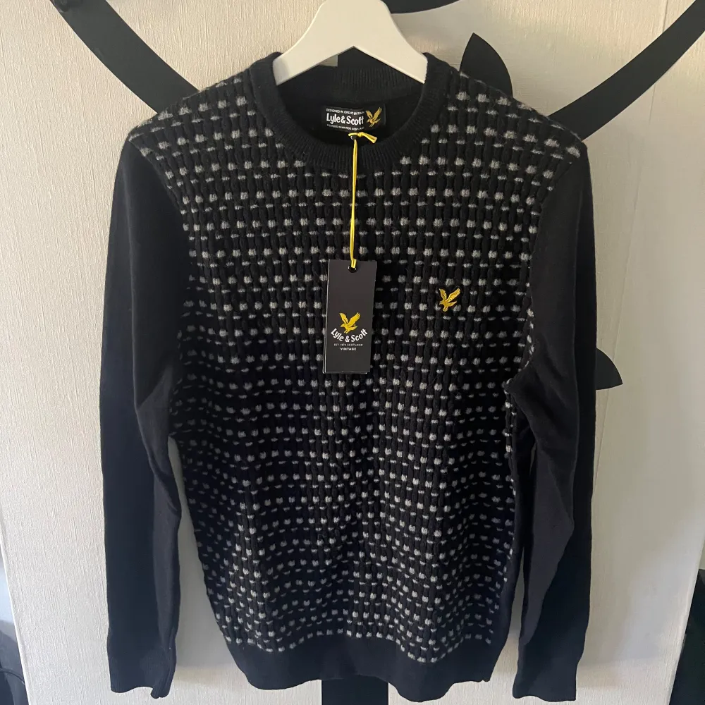 Stickad sweatshirt från Lyle & Scott Storlek S Helt ny. Tröjor & Koftor.