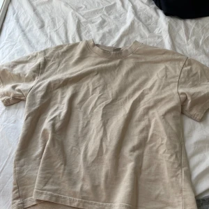 beige t-shirt  - säljer denna beigea t-shirten från lindex 