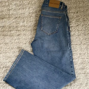 Carin Wester vida jeans - Fina vida jeans, använda vi enbart ett tillfälle, är som nya. Sköna stretchiga i jeanstyget. Medelhög midja. Storlek 34.