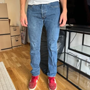 LEVIS 501 | W31 / L 34 - Levis 501  jeans i färgen mörkblå med ljusare drag. Riktigt snygga och i bra skick!  Är i regular/straight dit.    Storlek W31 / L34 