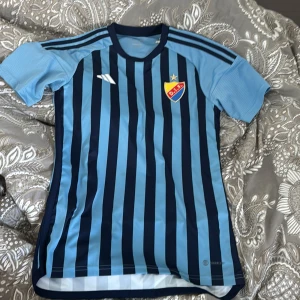 Djurgårds tröja  - Fin tröja knappt använd säljer pågrund utav att den aldrig används… säljer för 500kr pris kan diskuteras. Med tryck på nummer 2.