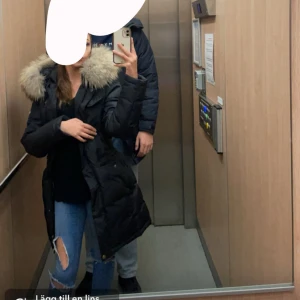 Hollies vinterjacka dam - Jag säljer min älskade hollies vinterjacka då den inte är min stil längre. Den har använts minimalt och har inga hål eller fläckar. Vill hålla mig till priset jag satt pg av att den är i bra skick, skriv för mer bilder eller frågor.