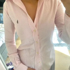 Figursydd skjorta - Köpt här på Plick men säljer vidare pågrund av att den var för liten för mig, väldigt bra skick, storlek XS 💓