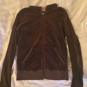 Brun juicy - Brun juciy couture kofta old school style🤎 Jättefint skick fråga om ni vill ha fler bilder eller veta mer!