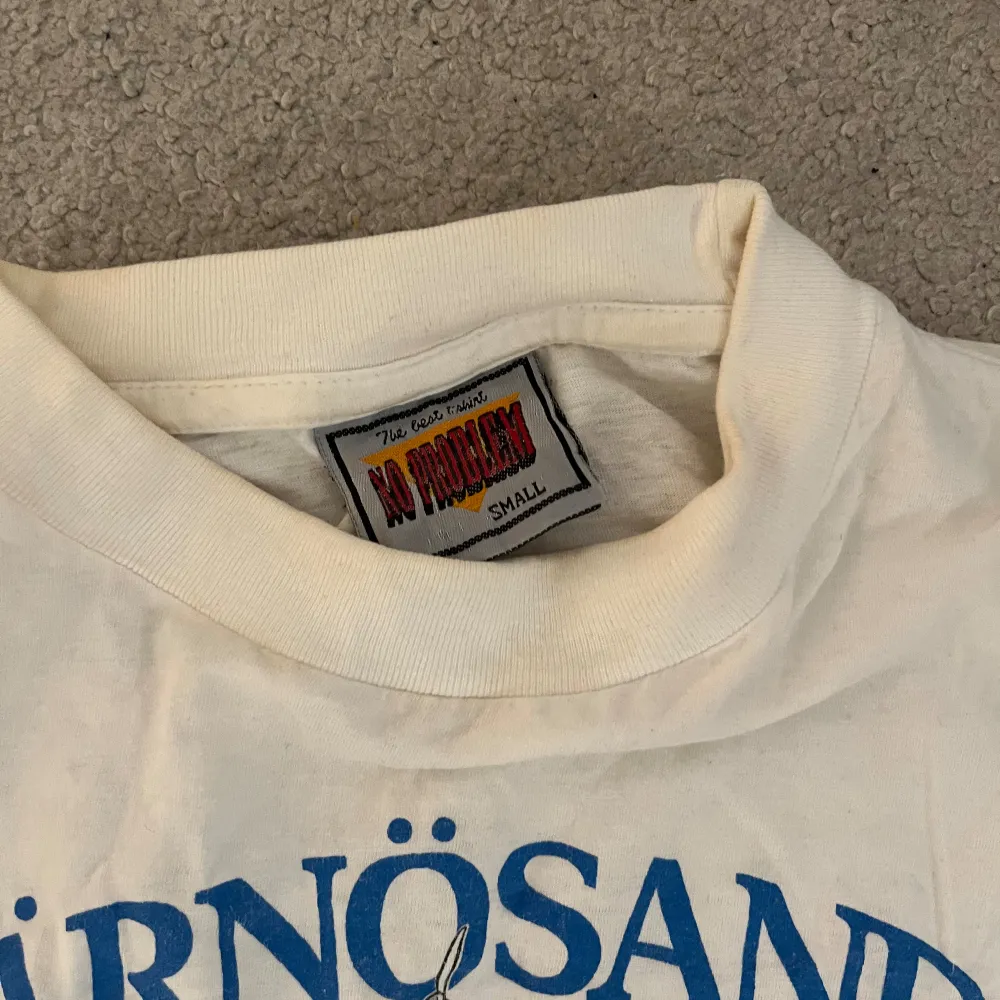 Säljer min t-shirt som jag köpt secondhand, säljer för att den inte kommer till användning. T-shirts.