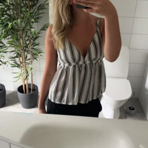 Randig top - Topp från bik bok. Fint skick. Har inte kommit till användning pga att den är för stor för mig. Både vid bysten och magen. (Jag S/XS)Finns dragkedja till höger om den. Storlek M. Vet inte vad den kosta innan men säljer för ett rimligt o billigt pris💕