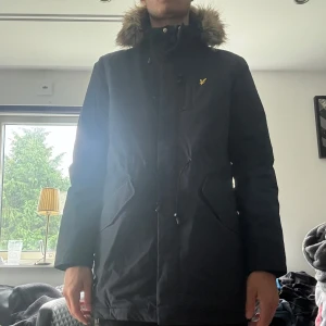 Lyle & Scott jacka  - Lyle & Scott jacka i väldigt bra skick!  Storlek M!  Modellen är 185cm och väger 72kg