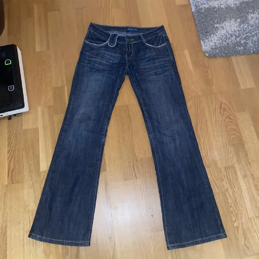 Ett par mörkblåa Lågmidjade bootcut jeans, storlek s💕pris är diskuterbart. Jeans & Byxor.