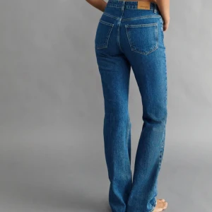 Jeans i storleken 38 - Säljer mina jeans från Gina tricot som är i mid waist och i storlek 38. Dem är använda ca 2-3 gånger. Säljer dem pågrund av dem aldrig kommer till användning. Nypris 499kr. Pris kan diskuteras vid snabbt intresse☺️