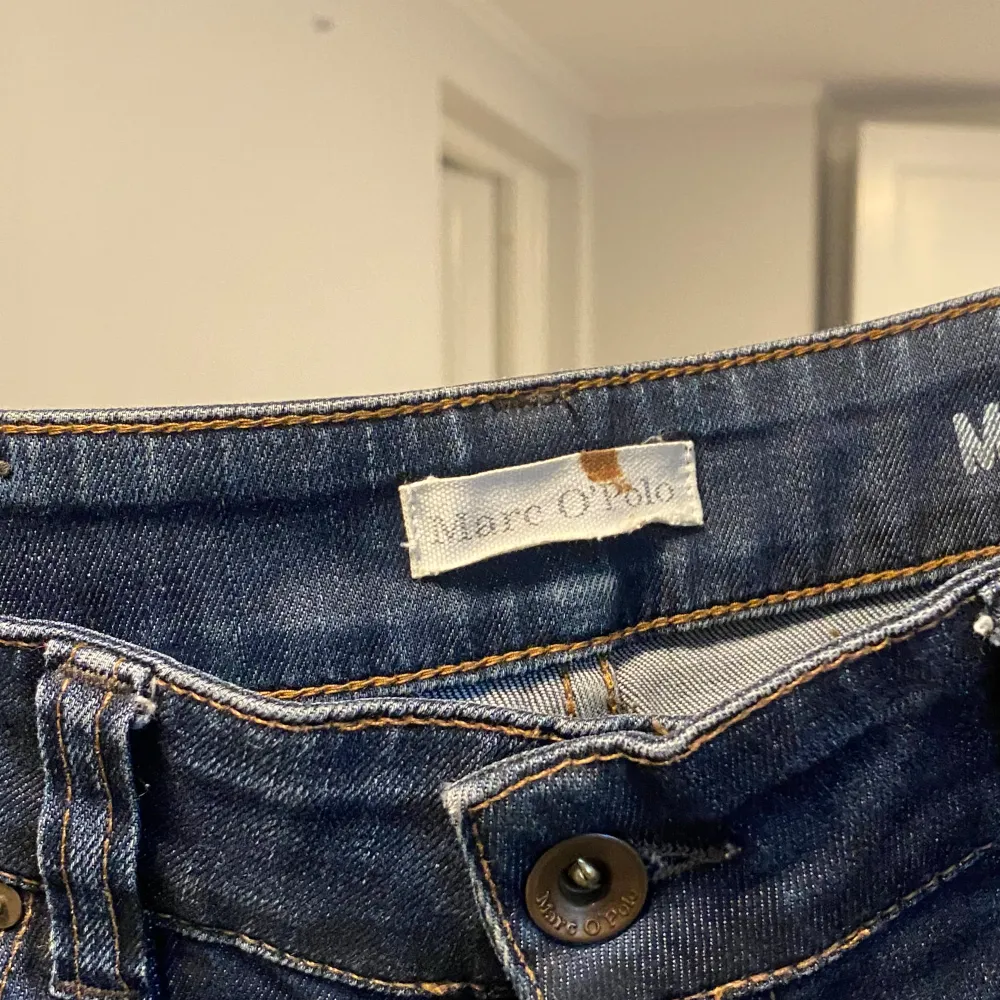 Hej! Vi säljer nu dessa blåa Marc O Polo jeans. Jeansen är i toppskick 10/10. Modellen är 185 och väger 70kg. Hör av dig vid frågor!. Jeans & Byxor.