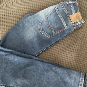 Replay anbass hyperflex  - Säljer nu ett par Replay anbass hyperflex i storlek W28 L32. Skick 9/10, pris 499 kr. 