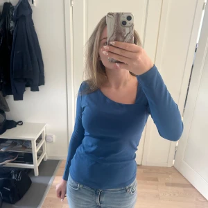 Blå långärmad topp  - Söt långärmad blå topp som aldrig är använd!💙💙