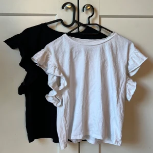 Volang topp zara  - Säljer dessa två volangtopparna från zara i storlek S💕💕köp en för 30 kr eller 2 för 45 kr, de är i bra skick!!
