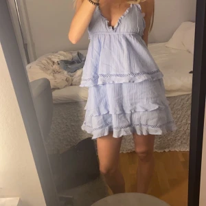 Volang klänning  - Jag säljer denna super söta klänning från Gina young! Den är i storlek 170 alltså xs/s. Den är super fin men den kommer inte riktigt till användning. Använd 1 gång och köpt för en månad sen💕