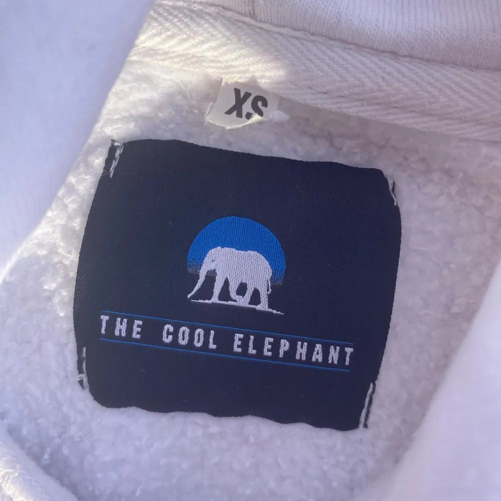 jättefin the cool elephant hoodie i väldigt bra skick💓 kommer inte så ofta till användning så har bestämt mig att sälja den !! Nypris: 499kr ❤️‍🔥. Hoodies.