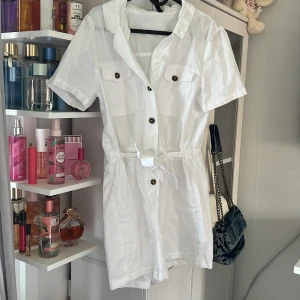 Byxdress - Byxdress från hm! Aldrig använd av mig men köpt på sellpy. Fläckar på ryggen (se bild) därav priset. 