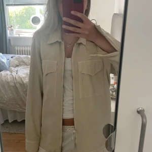 Zara beige jeansjacka  - Köpt förra året på herravdelning, kommer tyvärr inte till användning, en av knapparna har åkt av (se bild 5) men gör nog lätt att sätta dit ny, köpt för 600💕